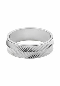 Silberring mit einem strukturierten Design und diagonalen Rillen, glatter Innenband und rechteckigem Querschnitt.