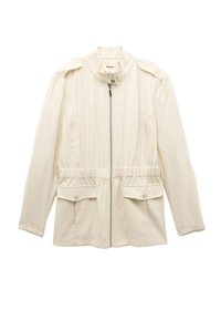Giacca leggera color avorio con chiusura a zip, colletto rialzato, due tasche frontali e cintura elastica. Presenta maniche lunghe e una trama sottile.