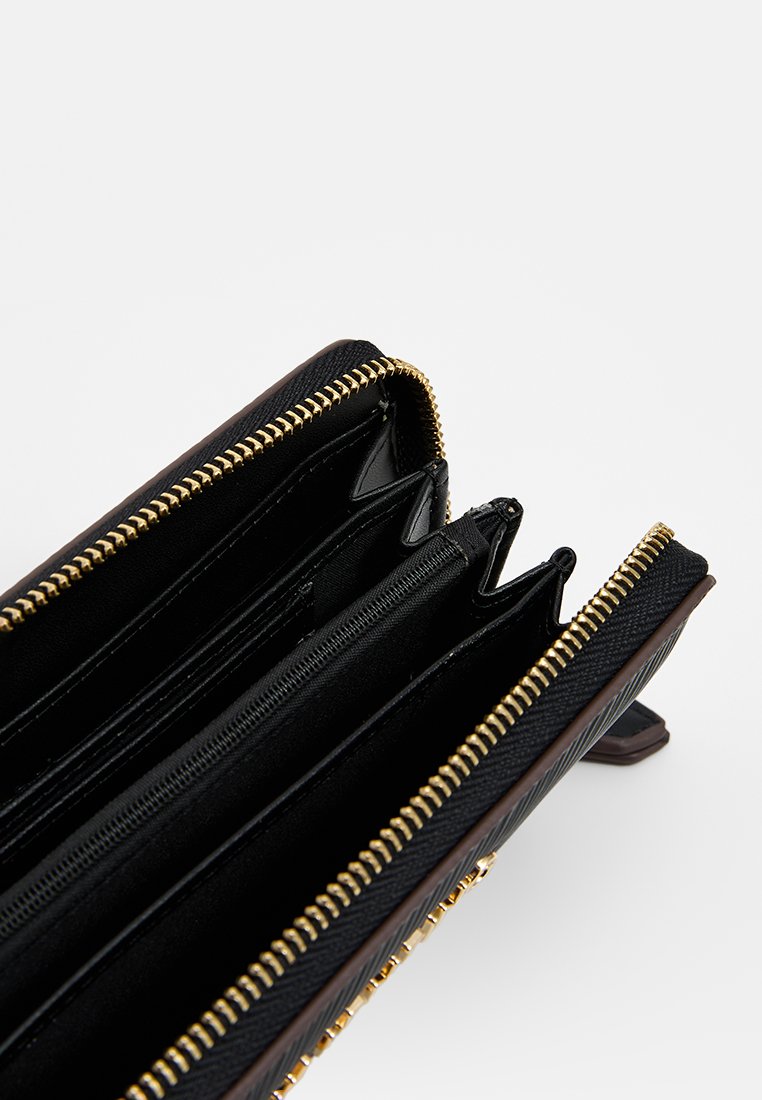 Schwarzes Lederportemonnaie mit goldfarbenem Reißverschluss, mehreren Kartenfächern und Fächern für Münzen oder Scheine, mit einer strukturierten Außenseitenmuster.