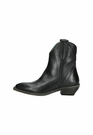 Bottines en cuir noir avec bout pointu, détail de couture sur le côté et un petit talon empilé. Texture lisse et design minimaliste.