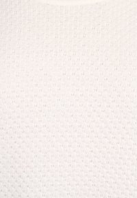 Tessuto a maglia leggero di colore bianco con un motivo testurizzato di piccoli diamanti in rilievo, caratterizzato da una superficie liscia e morbida.