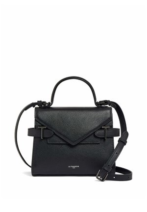 Borsa in pelle nera testurizzata con manico superiore, tracolla regolabile, pattina stile busta e dettagli con fibbia argento.