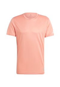 Camiseta deportiva de color rosa claro, hecha de tela suave. Mangas cortas, escote redondo y un pequeño logo cerca del dobladillo inferior izquierdo.