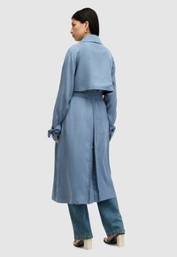 AllSaints KIKKI TRENCH niebieski