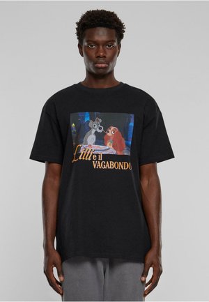 Sort bomulds t-shirt med et grafisk print af animerede hunde på en romantisk middag. Designet inkluderer fed orange tekst i bunden.