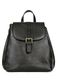 Zaino in pelle nera con design strutturato, patta pieghevole e accentuazione in metallo dorato. Presenta una texture liscia e un branding discreto.