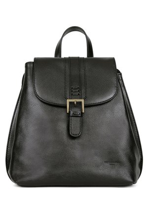 Sac à dos en cuir noir avec un design structuré, rabat pliable et un accent de boucle dorée. Il présente une texture lisse et un branding subtil.