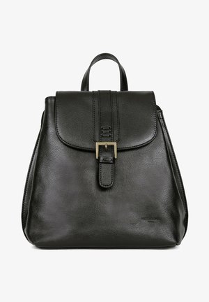 Czarna skórzana plecak o zarysowanym designie, z klapą złożoną na wierzchu i złotym zapięciem jako akcentem. Posiada gładką teksturę i subtelną markę.