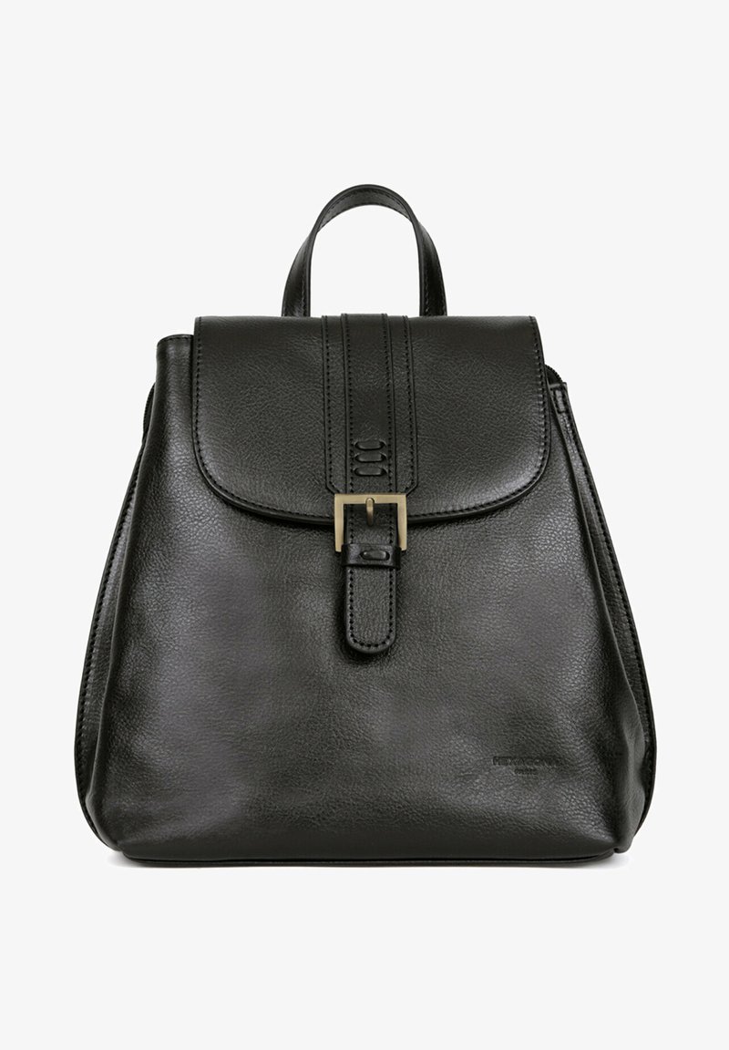 Czarna skórzana plecak o zarysowanym designie, z klapą złożoną na wierzchu i złotym zapięciem jako akcentem. Posiada gładką teksturę i subtelną markę.