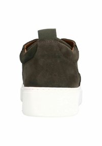 Sneaker in suede verde scuro con suola in gomma bianca, dotata di un occhiello sul retro per facilitare la calzata e dettagli di cucitura minimal.