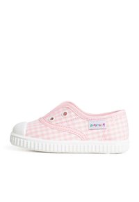Scarpe slip-on in tessuto a quadri rosa con punta e suola in gomma bianca, dotate di dettagli a occhiello e etichetta con marchio sul lato.