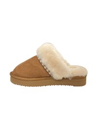 Tan ruskinds-sko med en fluffy creme-farvet pelsforing, åben bag, og struktureret gummisål for greb. Væsentlige syninger på overdelen.