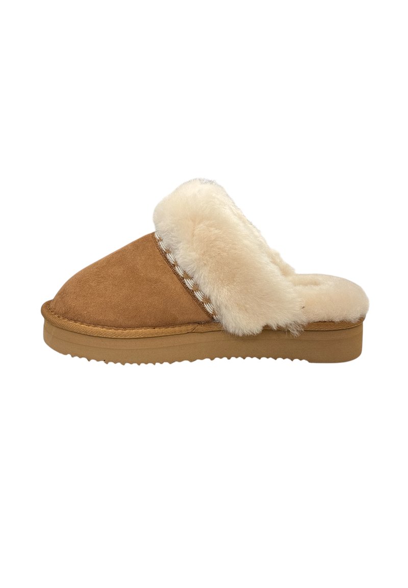 Tan ruskinds-sko med en fluffy creme-farvet pelsforing, åben bag, og struktureret gummisål for greb. Væsentlige syninger på overdelen.
