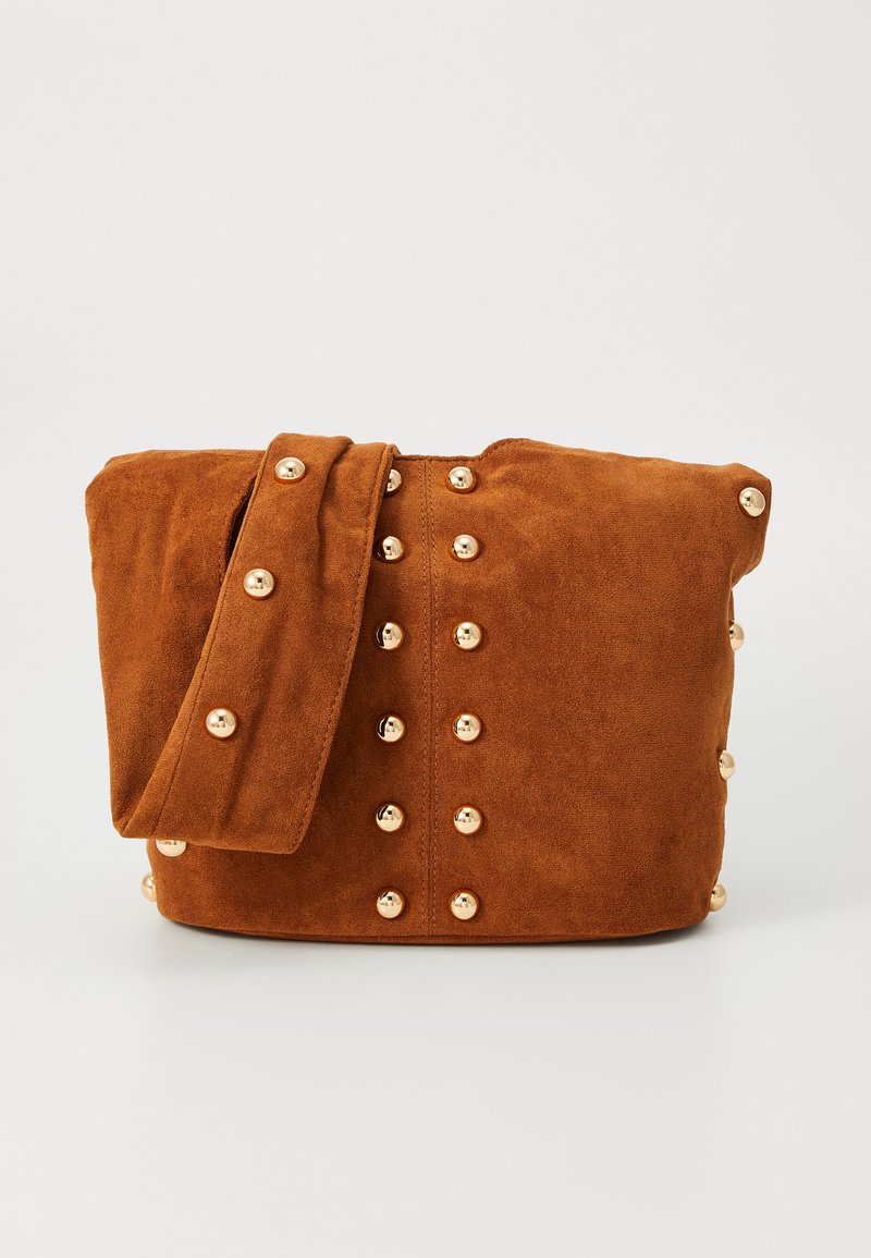 Borsa a spalla in suede marrone con una larga tracolla, caratterizzata da borchie in metallo dorato disposte in un motivo verticale sul davanti e sui lati.