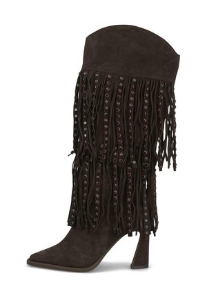 Bota de tacón alto de ante marrón oscuro con puntera puntiaguda, decorada con tiras largas de flecos y ojales metálicos que cubren la caña.