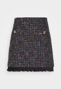Mini jupe en tweed noir avec des éclats multicolores, accents de boutons dorés et un ourlet volanté. Tissu texturé avec une coupe droite.