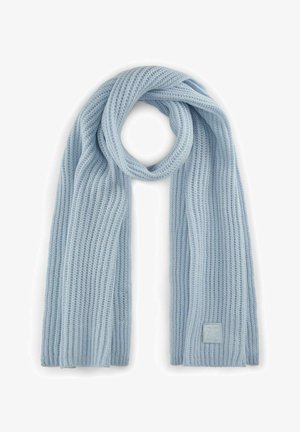 Lichtblauwe gebreide sjaal met een geribbeld patroon en een logo-patch aan één uiteinde. Zacht materiaal hangt in een lusvormige stijl.