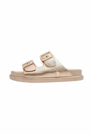 Sandales dorées métalliques avec deux brides ajustables, design minimaliste, semelle plate, et léger éclat, fabriquées en matériau synthétique.