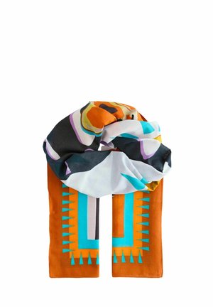 Foulard rectangulaire plié avec des motifs géométriques en orange, turquoise, blanc, noir et violet sur fond blanc.