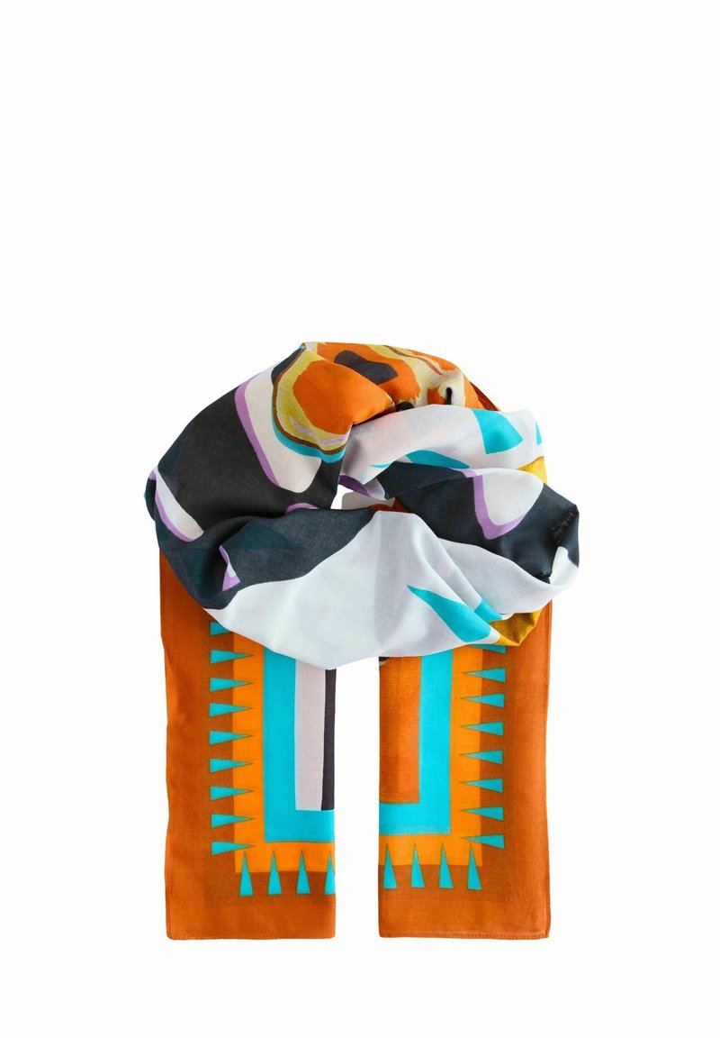 Foulard rectangulaire plié avec des motifs géométriques en orange, turquoise, blanc, noir et violet sur fond blanc.