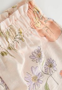 Blumengemusteter Stoff in zartem Pastellrosa, mit grünen und lavendelfarbenen Blumen, ausgestattet mit einem gerafften elastischen Bund für Dehnbarkeit.