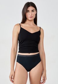 Czarny bawełniany top na cienkich ramiączkach z dekoltem w serek, zestawiony z czarnymi majtkami z wysokim stanem i teksturowanym szarym pasem.