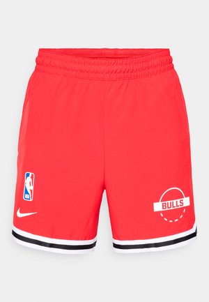 Czerwone spodenki koszykarskie z elastycznym pasem, z białym logo NBA z lewej strony i grafiką "BULLS" z prawej. Czarnoskaliste paski na dolnej krawędzi.