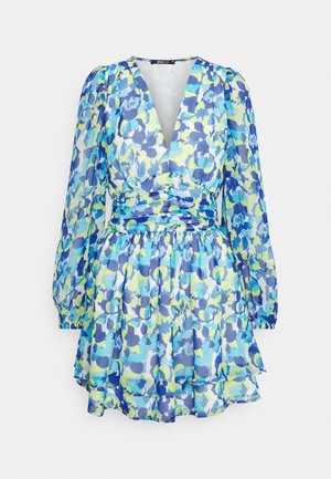 Mini abito floreale a maniche lunghe con scollatura a V profonda, vita arricciata e gonna a strati nei toni del blu, turchese e giallo.