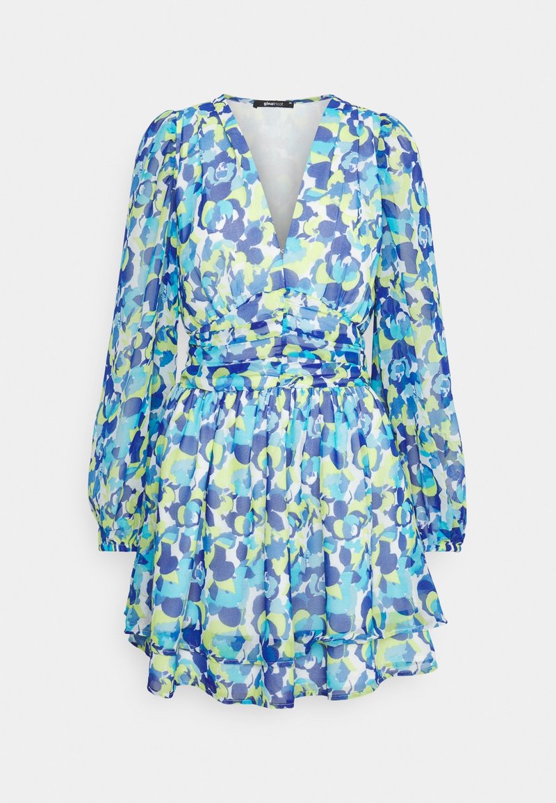 Mini-robe fleurie à manches longues, décolleté en V profond, taille drapée et jupe à volants dans des tons bleus, turquoise et jaunes.