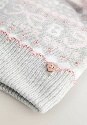 Graue Strickmütze mit rosa Akzenten, mit gewelltem Rand, herzförmigem Metallknopf und einem gemusterten Texturdesign.