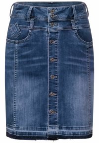 Jeanskjol med en figurnära design, ljusblå färg, knappstängning framtill, fem fickor och en lätt fransning vid fållen.