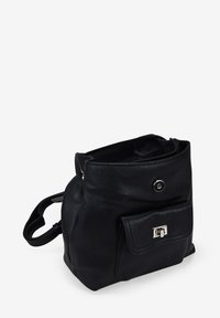 Mochila de cuero negro con un acabado texturizado, que cuenta con un bolsillo delantero con un cierre metálico y correas de hombro ajustables.