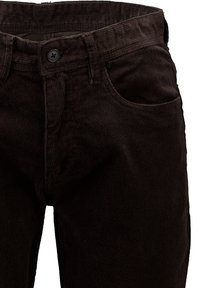 Brązowe spodnie z korduroyu z zapięciem na guzik, szlufkami na pasek i bocznymi kieszeniami z teksturowanym prążkowanym wzorem.