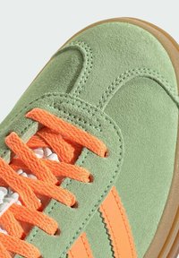 adidas Originals GAZELLE BOLD - Tossud - semi green spark   screaming orange   core white