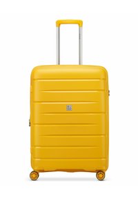 Geel hard-shell bagage met horizontale groeven, een telescopische handgreep, vier wielen en een ritssluiting. Compact en duurzaam ontwerp.