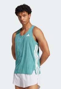 Türkiser ärmelloser Sporttanktop mit strukturiertem Muster, ausgestattet mit weißem Adidas-Logo und drei Streifenakzenten an der Seite.