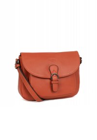 Borsa a tracolla in pelle color arancione bruciato con design strutturato, chiusura a patta e dettaglio con fibbia sul davanti. Cinghia regolabile inclusa.