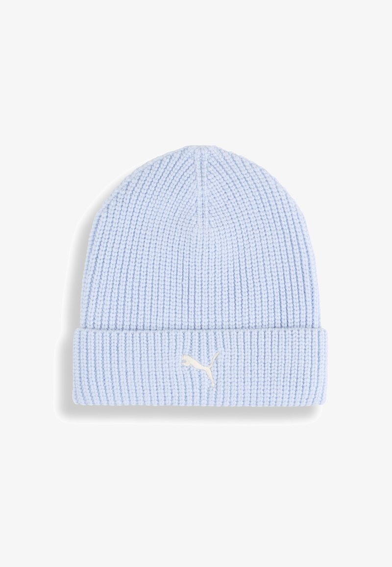 Gaiši zils adīts beanie ar ribotu tekstūru un saliektu maliņu. Priekšpusē ir neliels balts logo.