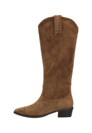 Botas marrones de ante sintético hasta la rodilla con punta afilada, tacón bajo y detalles decorativos de tachuelas en la parte trasera. Suela plana y textura suave.
