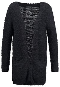 Cardigan noir à manches longues avec un extérieur doux et texturé et une ouverture frontale. Il dispose de deux poches avant et d'une coupe ample et décontractée.