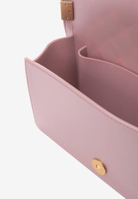Borsa a mano rosa chiaro in materiale liscio, con hardware in tono oro e una tasca interna. Caratterizzata da una patta arrotondata e una chiusura magnetica.