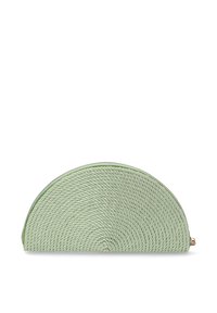 Clutch de cuero trenzado en verde menta con forma de media luna, que cuenta con un cierre de cremallera suave y un detalle de textura sutil.