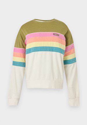 Sudadera de manga larga con parte superior verde oliva, parte inferior crema y rayas horizontales en rosa, naranja, amarillo y azul en el pecho y las mangas.