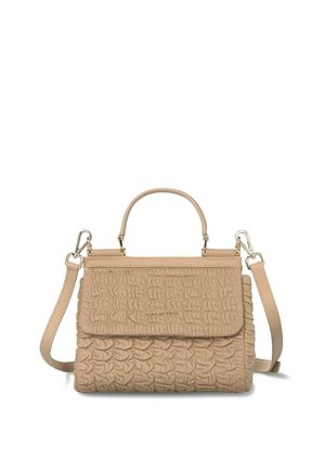 Bolso beige texturizado con asa superior, correa de hombro desmontable y cierre con solapa con el nombre de la marca en relieve.