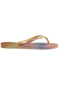 Tongs dégradé jaune et rose avec une semelle intérieure texturée et des fines lanières. Comprend un logo sur la lanière et une semelle en caoutchouc flexible.