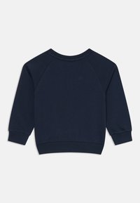 Sudadera azul marino con mangas raglán, puños y dobladillo acanalados. Tejido suave con una textura lisa; diseño sencillo, sin patrones ni acentos visibles.