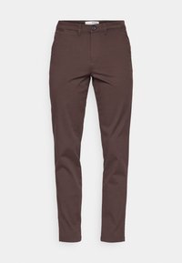 Hnědé chinos kalhoty s rovnými nohavicemi, vyrobené z hladké tkaniny. Mají knoflíkové zapínání vpředu a šikmé kapsy po obou stranách.