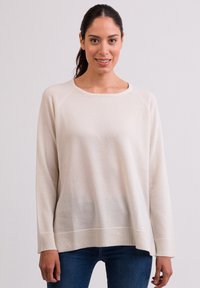 Hellbeiger Pullover aus weichem Material, mit Rundhalsausschnitt, langen Ärmeln und geripptem Saum. Hat eine lässige Passform.