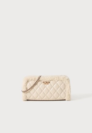 Sac à main en crème capitonné avec des accents en fourrure, une bandoulière en chaîne métallique et un logo embossé. Forme rectangulaire avec une texture douce et des coutures bien marquées.