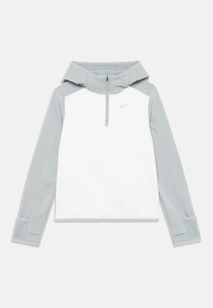 Sweatshirt à capuche léger avec un corps blanc et des manches texturées grises. Il possède un zip sur le devant et un petit logo sur la poitrine.